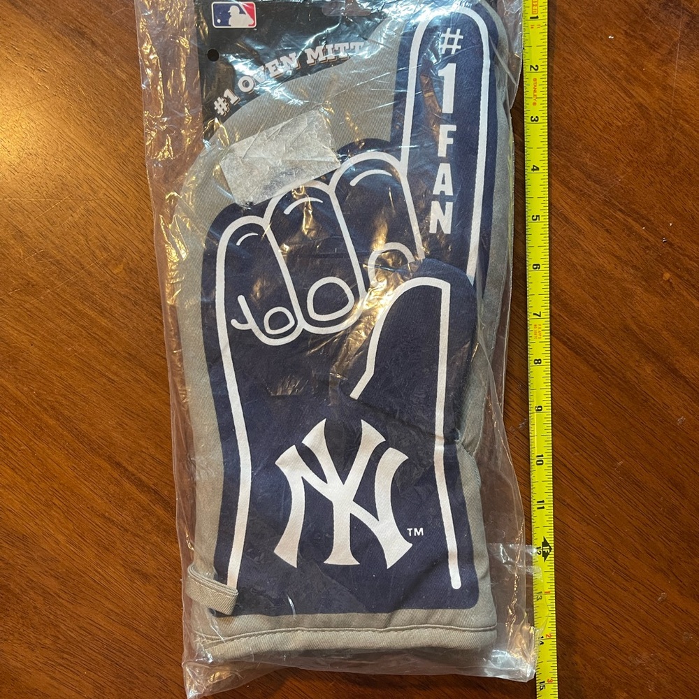 NY Yankees #1 Grill/ Oven Mitt New in Package Official MLB Collectors Item!